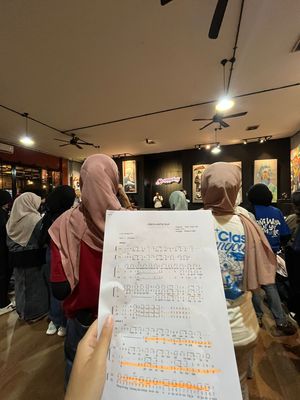 Bernyanyi dalam kelompok ternyata lebih dari sekadar hiburan. Kegiatan ini dapat menjadi sarana melepas stres dan memperluas pergaulan.