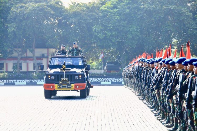 Komandan Korps Brimob Polri, Komjen Anang Revandoko mengecek barisan personel saat meresmikan tiga satuan baru di Lapangan Mako Brimob Kelapa Dua, Depok, Jumat (10/3/2023).