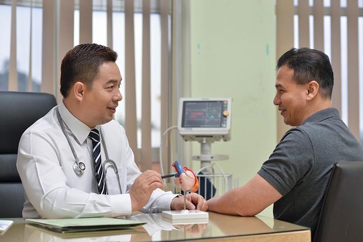 Layanan konsultasi dengan dokter di pantai Hospital.