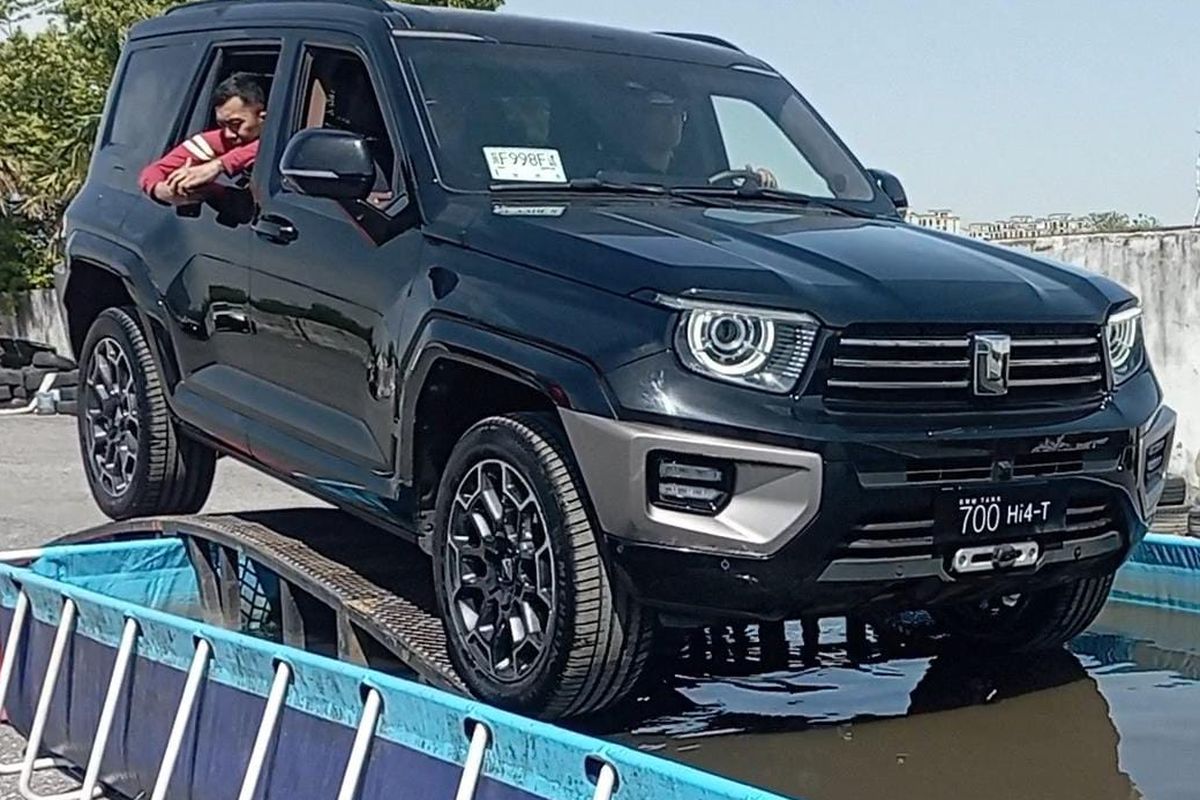 Tank 700 Hi4-T melakukan pengujian lewat genangan air di Shanghai