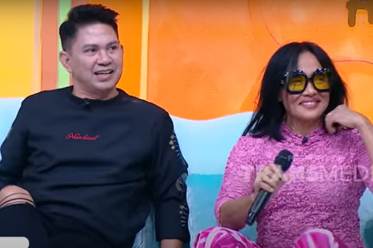 Artis kawakan Ronnie Sianturi dan Atiek CB saat diundang tampil di salah satu acara stasiun televisi swasta.
