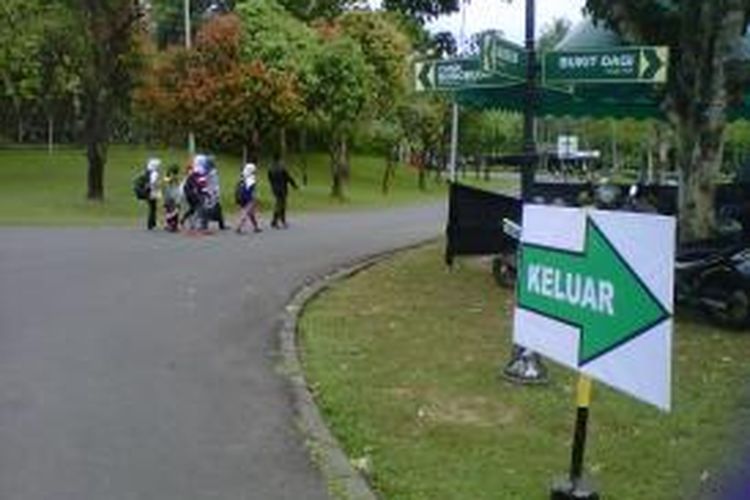 Rute keluar wisatawan dari Candi Borobudur dialihkan jalur turun Kenari (sisi barat) selama penataan pedagang korban kebakaran SKMB mulai Senin (8/6/2015).