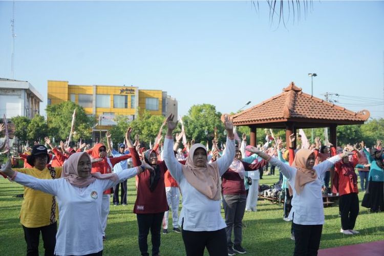 Ratusan lansia dari 26 kecamatan di Klaten mengikuti senam. 