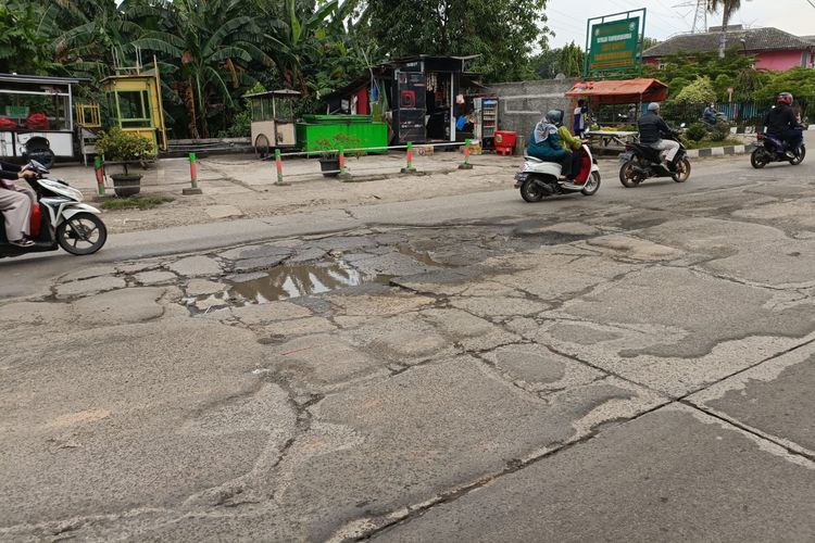 Kondisi jalan rusak dan berlubang di Jalan Kaliabang Tengah, Perwira, Bekasi Utara, Jumat (26/1/2022). Salah satu jalan yang menghubungkan antara Kota dan Kabupaten Bekasi ini sering kali membuat lalu lintas terhambat dan menjadi ancaman para pengendara terutama kendaraan roda dua. 