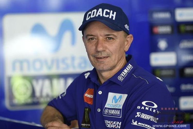 Ilustrasi Luca Cadalora sewaktu menjadi pelatih Valentino Rossi di Yamaha