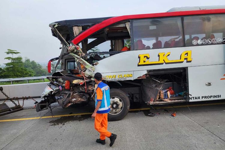 Bus Eka terlibat kecelakaan dengan truk tronton di Jalan Tol Soker KM 515 B wilayah Kecamatan Kebakkramat Kabupaten Karanganyar pada Kamis (25/4/2024). 