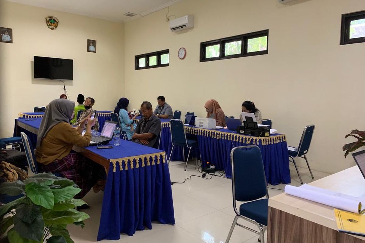 DIPERIKSA—Sejumlah petani diperiksa tim penyidik Kejari Kabupaten Madiun terkait kasus korupsi penyaluran pupuk bersubsidi tahun 2019 di Kantor Camat Balerejo, Rabu (31/8/2022).
