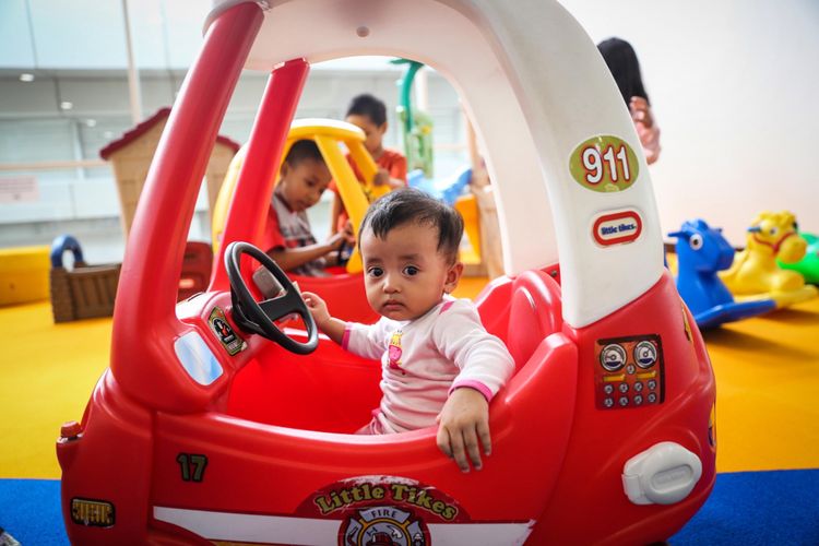 Sejumlah anak bermain di ruangan layanan anak di Perpustakaan Nasional di Jalan Medan Merdeka Selatan, Jakarta Pusat, Rabu (8/11/2017). Perpustakaan Nasional dengan total 24 lantai dan tiga ruang bawah tanah merupakan gedung perpustakaan tertinggi di dunia. KOMPAS.com/GARRY ANDREW LOTULUNG