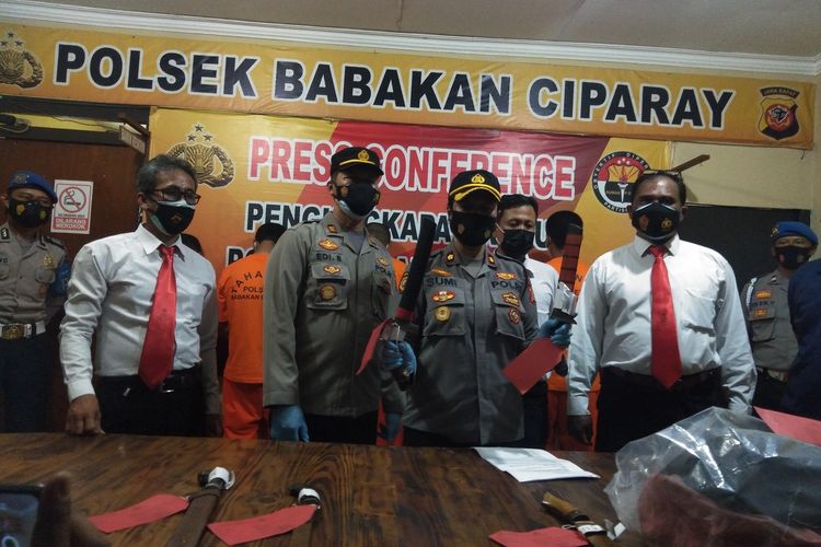 Kapolsek Babakan Ciparay Kompol Sumi memperlihatkan barang bukti yang digunakan para pelaku untuk menghabisi korban di Pasar Caringin Bandung, Rabu (3/11/2021).