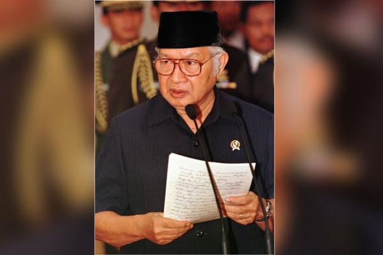 Presiden Soeharto pada saat mengumumkan pengunduran dirinya di Istana Merdeka, Jakarta, pada tanggal 21 Mei 1998.