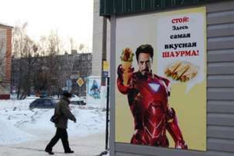 Seorang warga Moskwa mengunggah foto Iron Man sedang memegang kebab sebagai protes atas rencana pemerintah kota menyingkirkan warung penjual camilan yang sangat digemari warga ibu kota Rusia itu.