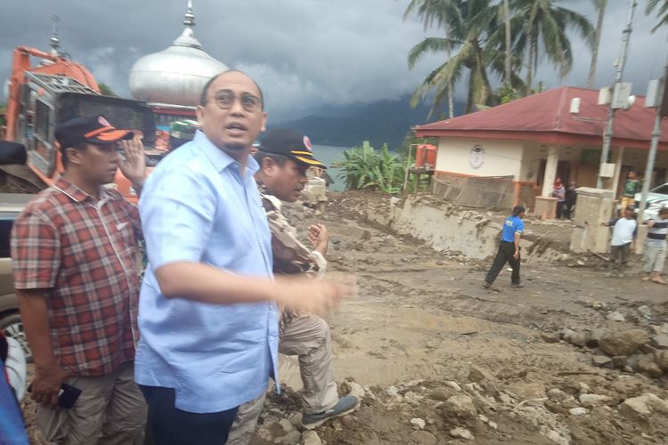 Anggota DPR RI Andre Rosiade meninjau lokasi bencana longsor dan banjir badang di Agam, Minggu (24/11/2019)