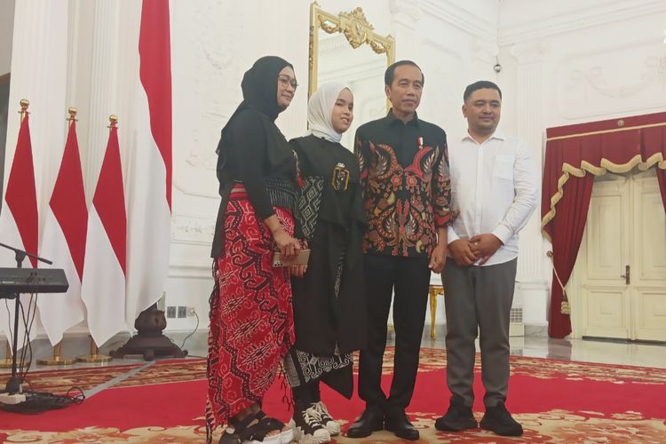 Putri Ariani bersama ayah dan ibunya saat berfoto bersama Presiden Joko Widodo di Istana Merdeka, Jakarta, Rabu (14/6/2023).
