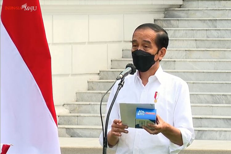Foto tangkapan layar YouTube Sekretariat Presiden: Presiden Joko Widododalam acara peluncuran paket obat gratis di Istana Merdeka, Jakarta, Kamis (15/1/2021). 