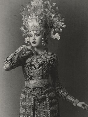 Syifa Hadju dan El Rumi tampil serba merah dalam busana adat Gorontalo saat prewedding. Detail mahkota hingga ornamen emas jadi sorotan.