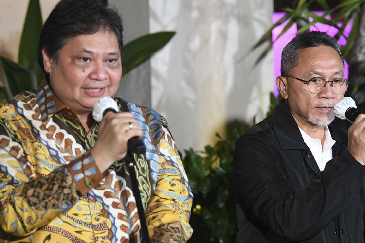 Ketua Umum Partai Golkar Airlangga Hartarto (kiri) bersama Ketua Umum PAN Zulkifli Hasan (kanan) memberikan keterangan kepada wartawan saat silaturahmi Koalisi Indonesia Bersatu (KIB) di kediaman Airlangga Hartarto, di Jakarta, Kamis (27/4/2023). Airlangga Hartarto mengatakan, KIB tidak mencampuri urusan PPP dalam mendukung Ganjar Pranowo sebagai bakal calon presiden pada Pemilu 2024.