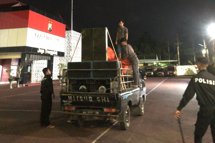 Polisi Trenggalek amankan sound system berlebihan berikut pick up pengangkut, yang di gunakan kelompok warga keliling ronda sahur, Kamis (28/03/2024).