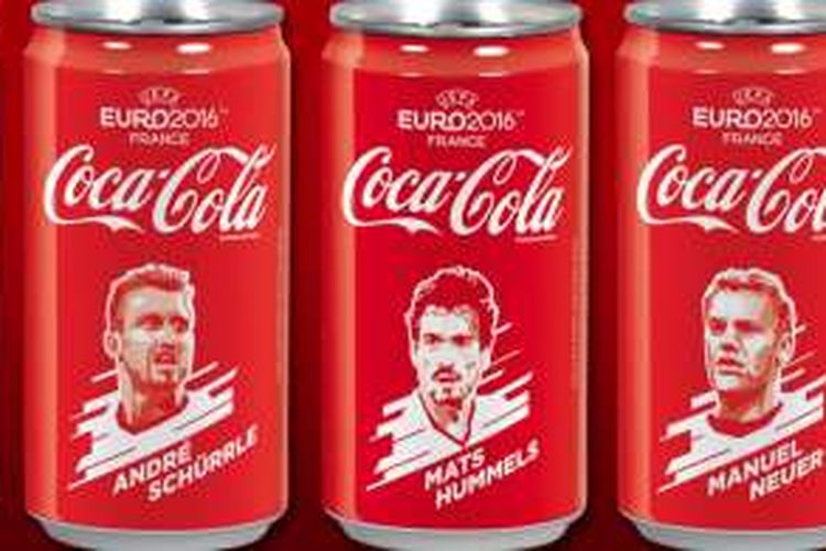 Terukir sketsa para pemain tim nasional Jerman di kemasan Coca Cola selama Piala Eropa.