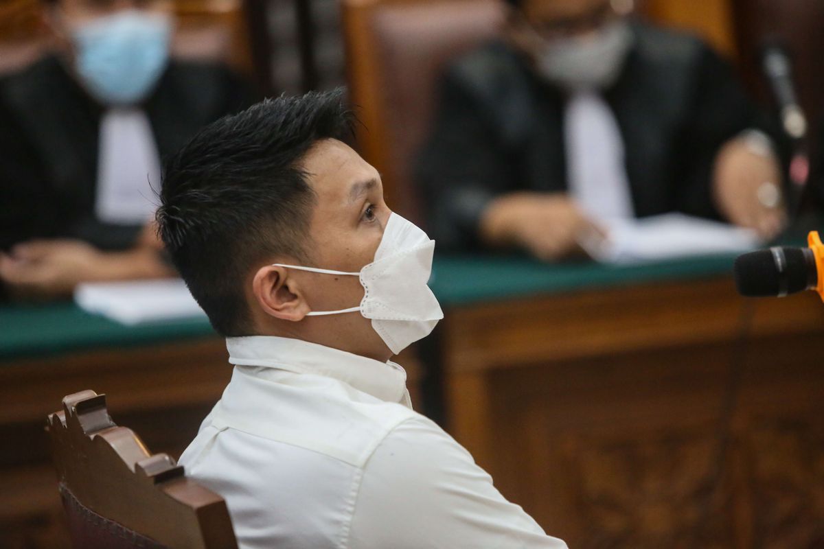 Foto stok: Terdakwa  Chuck Putranto menjalani sidang di Pengadilan Negeri (PN) Jakarta Selatan.