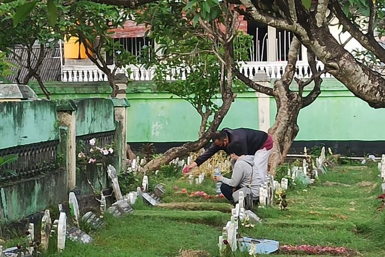 Tradisi ziarah kubur jelang ramadhan di Denpasar, Bali.