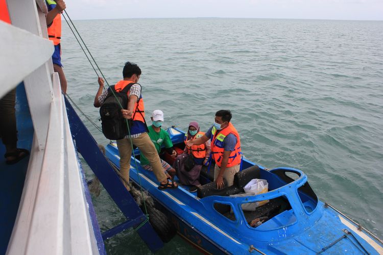 Dokter dan relawan Rumah Sakit Terapung Ksatria Airlangga (RSTKA) saat menjalankan misi Madura Sadar Covid-19 (Marco-19) selama satu bulan di 12 pulau yang terletak di Kabupaten Sumenep, Madura, Jawa Timur.