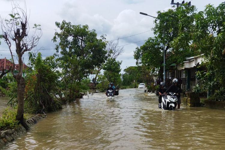 Banjir akibat meluapnya air Bengawan Njero yang terjadi di Desa Kemlagi Lor, Kecamatan Turi, Lamongan, Senin (9/5/2022).