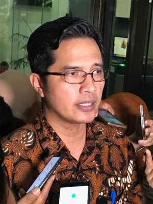 Juru Bicara KPK Febri Diansyah saat memberikan keterangan pers di Gedung Merah Putih KPK, Jakarta Selatan, Senin (12/11/2018). 