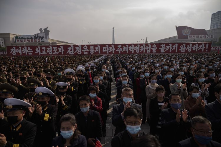 Para peserta mengenakan masker berkumpul dalam aksi Kampanye 80 Hari di Lapangan Kim Il Sung, Pyongyang, Korea Utara, pada 12 Oktober 2020 sebagai bentuk dukungan kepada pemerintah.