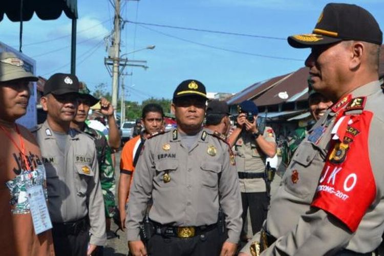 Kapolda Aceh Irjen Pol Rio S Djambak berbicara dengan petugas di tempat pemungutan suara Desa Keude Krueng, Kecamatan Kuta Makmur, Aceh Utara, Rabu (15/2/2017)