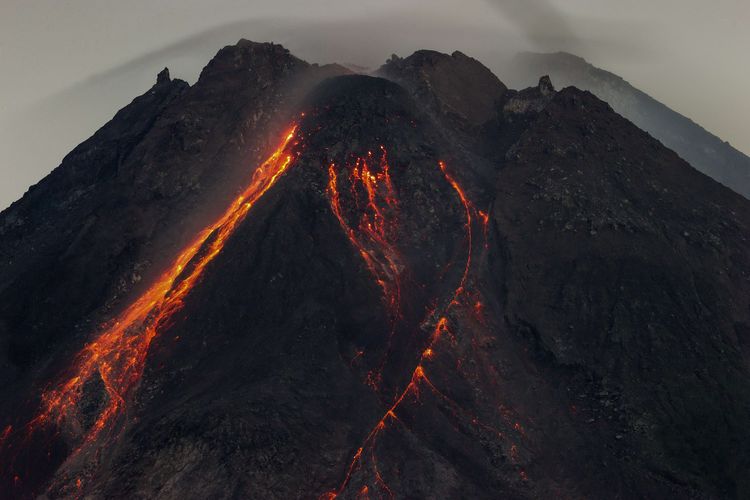 Guguran lava pijar Gunung Merapi terlihat dari Desa Wonokerto, Kecamatan Turi, Kabupaten Sleman, DI Yogyakarta, Jumat (5/3/2021). Menurut data Balai Penyelidikan dan Pengembangan Teknologi Kebencanaan Geologi (BPPTKG) periode pengamatan Kamis (04/03/2021) pukul 18:00-24:00 WIB dan Jumat (05/03/2021) 00.00-06.00 WIB Gunung Merapi mengalami 81 kali guguran lava pijar dengan jarak luncur maksimal 1.200 m ke arah barat daya.