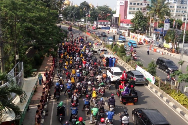 Arak-arakan keliling yang digelar Wali Kota Depok Idris Abdul Somad dan wakilnya, Pradi Supriyatna, Rabu (2/8/2017). Arak-arakan ini digelar untuk merayakan gelar Adipura 2017 yang diterima oleh Pemerintah Kota Depok.