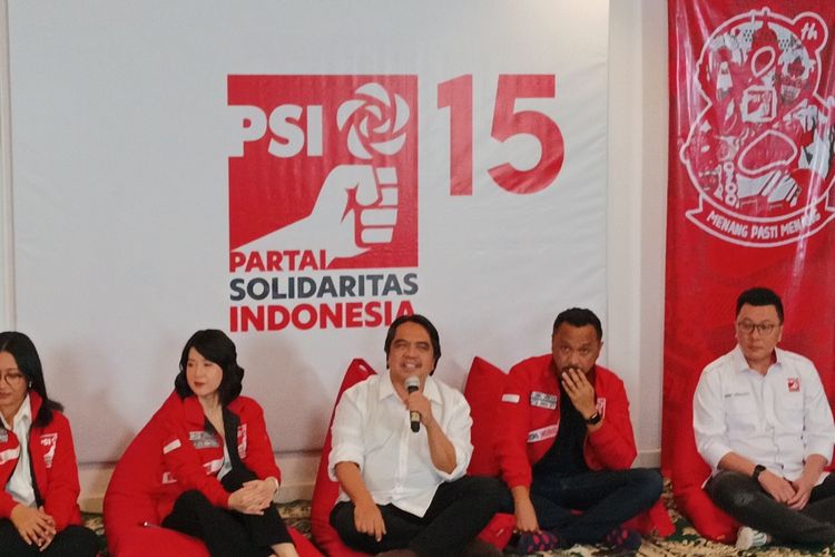 Ade Armando saat diresmikan menjadi kader PSI di Kantor DPP PSI, Tanah Abang, Jakarta Pusat, Selasa (11/4/2023).