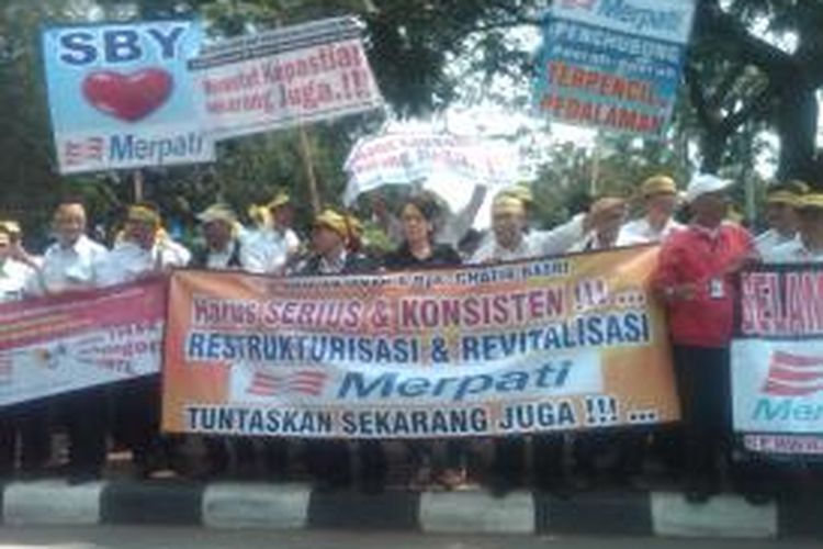 Ratusan Karyawan Merpati Nusantara melakukan aksi unjuk rasa di Kementrian Keuangan, Rabu (13/8/2014). 