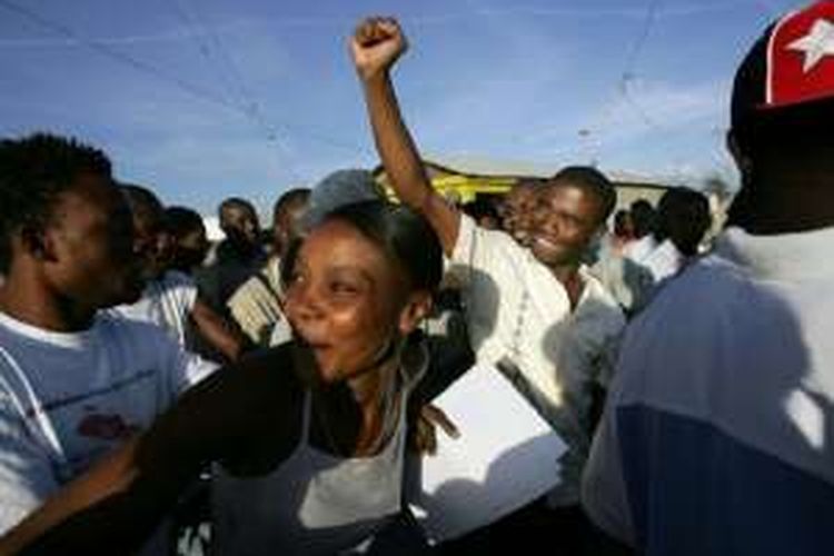 Mantan komandan pemberontak dan kandidat anggota Senat Haiti, Guy Philippe (tengah), mengepalkan tangannya di tengah para pendukung selama kampanye di kawasan Raboteau, Gonaives, Haiti.