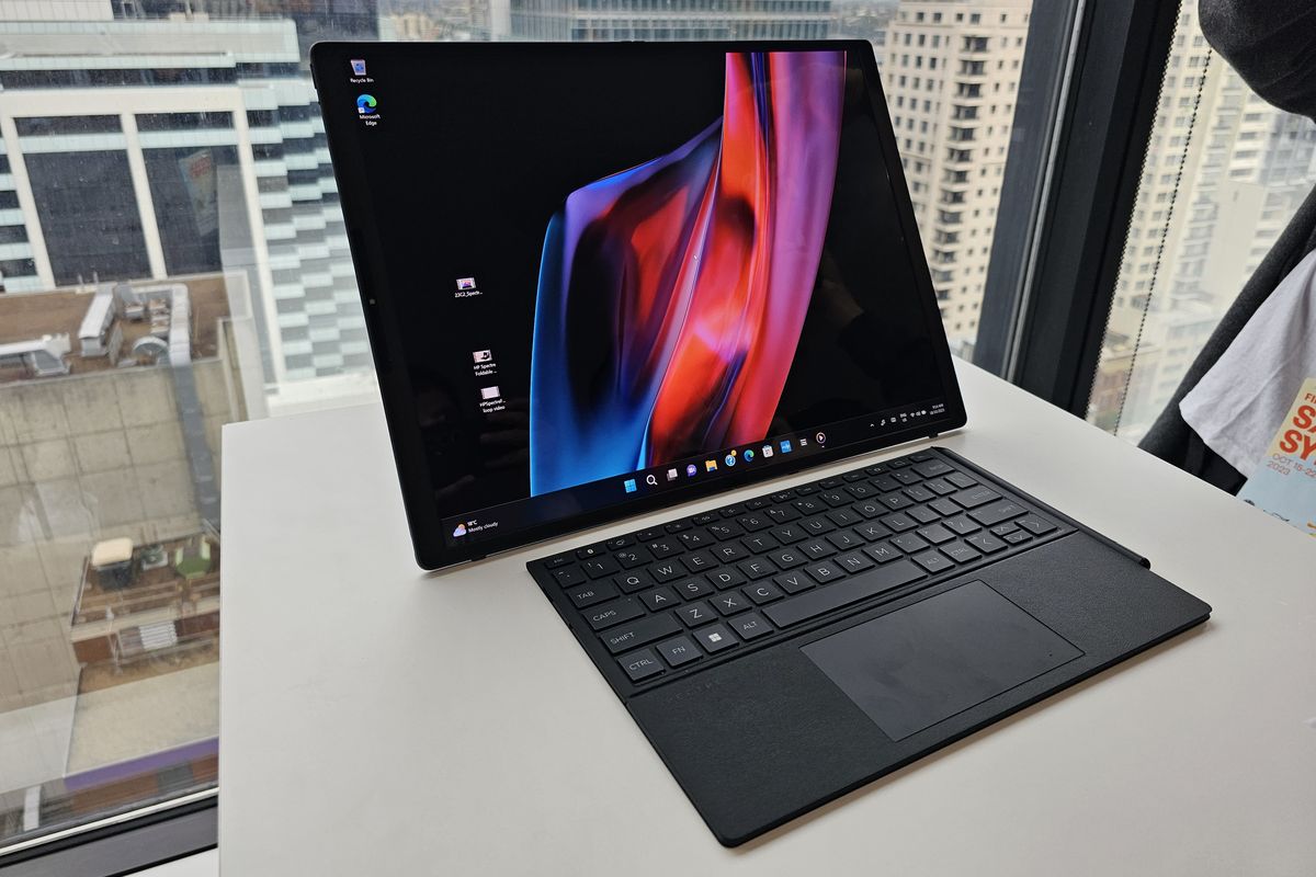 HP Spectre Fold dalam mode PC desktop memiliki layar 17 inci. Laptop layar lipat ini bakal dijual di Indonesia akhir November 2023 seharga Rp 75 juta.