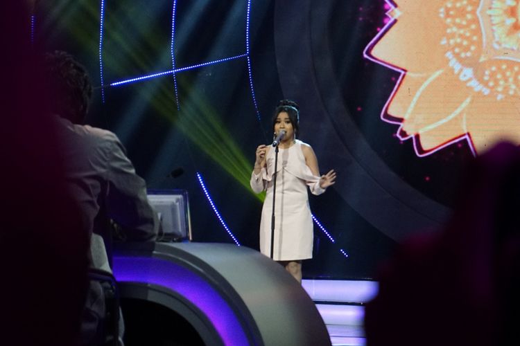 Kontestan Bianca Jodie di panggung top 15 Indonesian Idol 2018 atau Season 9, yang digelar di Studio 11 MNC Studios, Kebon Jeruk, Jakarta Barat, Senin (22/1/2018).