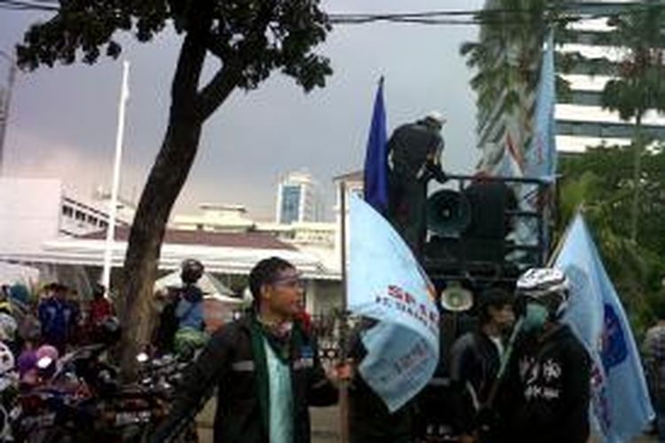 Ratusan buruh PT Yamaha Music Indonesia mendatangi Balaikota Jakarta dan meminta Gubernur DKI Jakarta Joko Widodo membantu menyelesaikan masalah dalam perusahaan tersebut, Senin (16/9/2013).