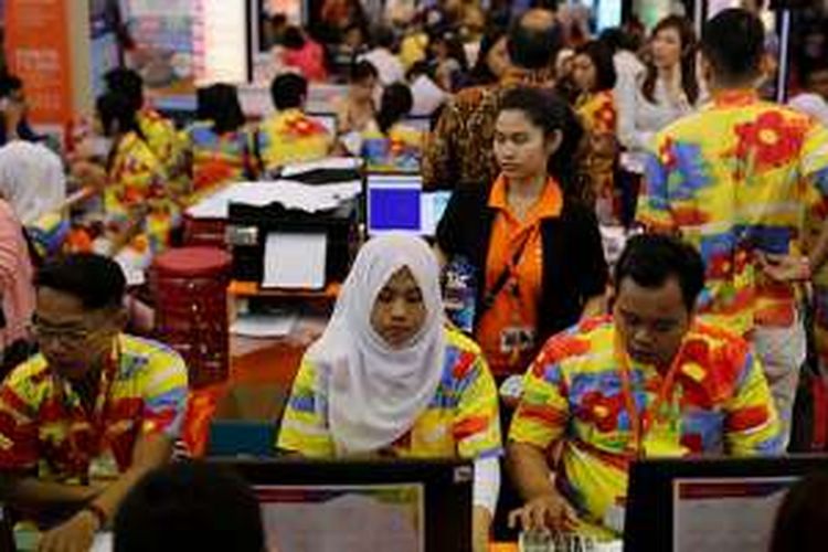 Suasana di Kompas Travel Fair (KTF) di Jakarta Convention Center, Jakarta, Jumat (2/9/2016). Sebanyak 12 maskapai penerbangan, 22 agen perjalanan, 2 cruise, hotel, perusahaan asuransi, travel apps, dan brand aksesori ikut serta pada KTF tahun ini. Pameran berlangsung 2-4 September.