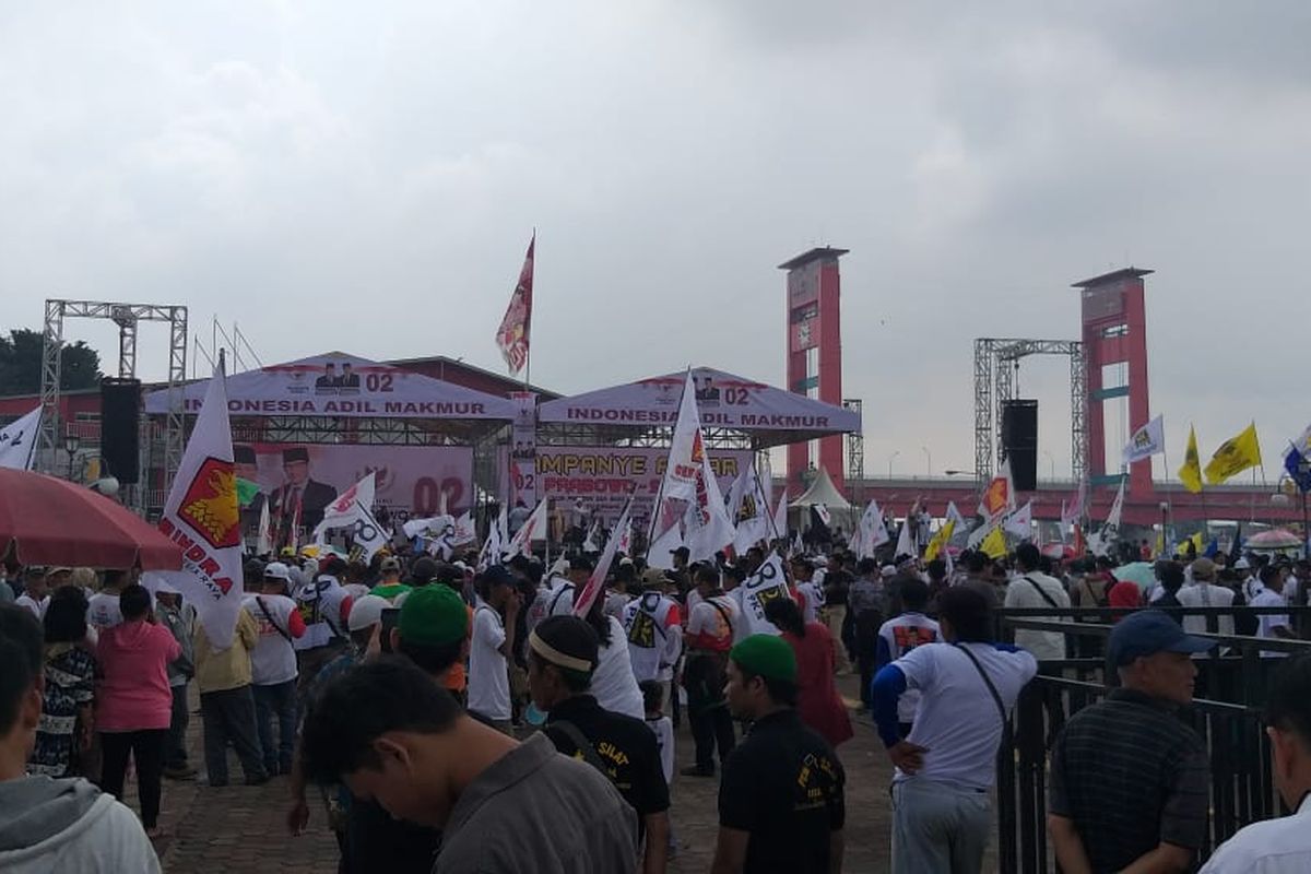 Pendukung capres 02 mulai memadati pelataran Benteng Kuto Besak (BKB) Palembang untuk mendengarkan kampanye Prabowo yang dijadwalkan berlangsung pada pukul 13.00 WIB, Selasa (9/4/2019).
