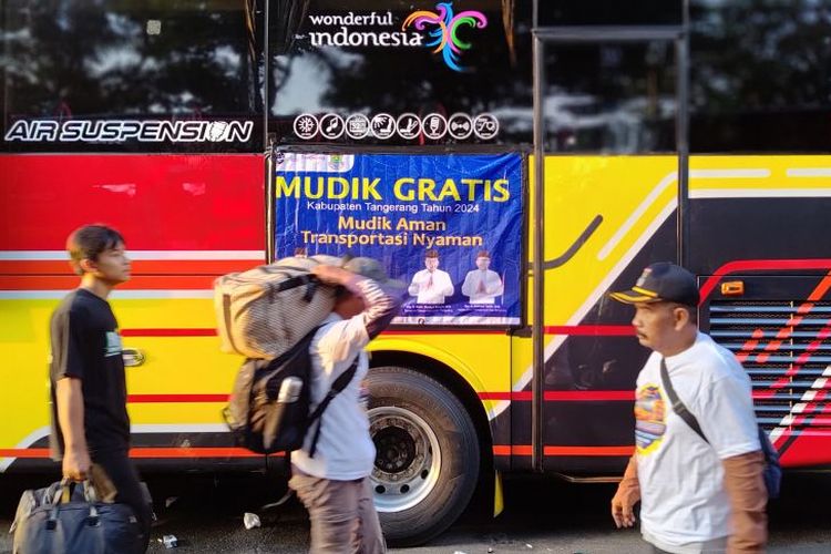 Sejumlah pemudik saat mengangkut barang bawaannya menuju kendaraan yang disediakan pemerintah daerah Kabupaten Tangerang dalam program mudik gratis, Kamis (4/4/2024). 