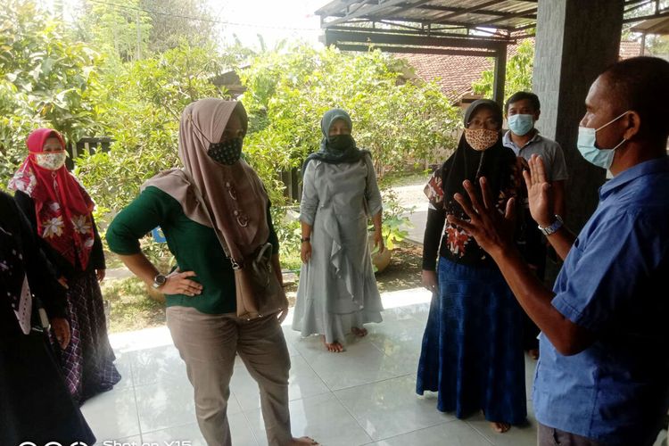 Sejumlah perempuan peternak ayam petelur mendatangi rumah Suroto guna menagih janji Jokowi terkait bantuan jagung, Sabtu (18/9/2021)