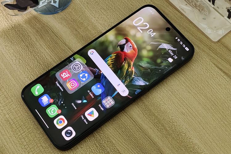 Tampilan depan Infinix GT 30 Pro. Ponsel ini punya layar AMOLED 6,78 inci dengan refresh rate 144 Hz.
