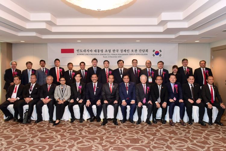 Presiden Joko Widodo menghadiri working lunch dengan sejumlah CEO perusahaan-perusahaan besar Korea Selatan di Hotel Lotte, Busan, pada Senin (25/11/2019). 
