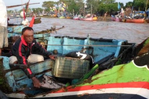 Perahu Nelayan yang Menabrak Rumah Sulit Ditarik
