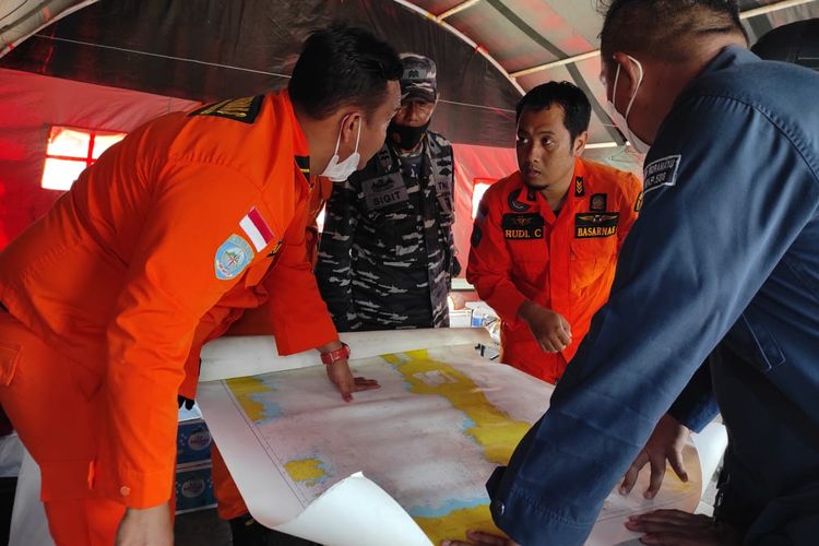 Petugas gabungan salah satunya Basarnas, sedang menyisir area titik koordinat kejadian dua kapal tabrakan di perairan Indramayu melalui peta, Minggu (4/4/2021)..