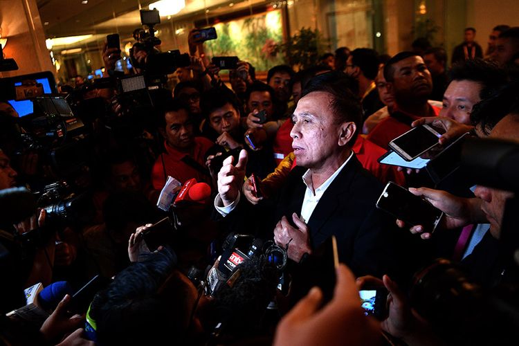 Ketua Umum PSSI terpilih Mochamad Iriawan memberikan keterangan pers saat jeda Kongres Luar Biasa (KLB) PSSI di Jakarta, Sabtu (2/11/2019). Pria yang akrab Iwan Bule itu terpilih menjadi ketua umum PSSI untuk periode 2019-2023 setelah meraih 82 suara dari 85 pemilik suara (voter).