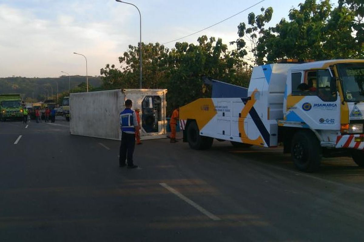 Pengalihan arus lalu lintas di Jalan Tol Cipularang.