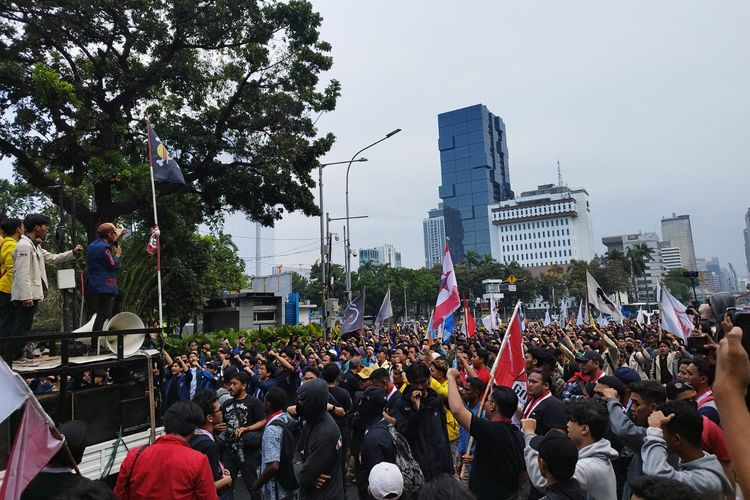 Ratusan mahasiswa berkumpul di kawasan Patung Kuda Arjuna Wijaya mengunjuk rasa. Bendera One Piece berkibar di atas mobil komando, Jumat (20/10/2023) sore. (KOMPAS.com/XENA OLIVIA)
