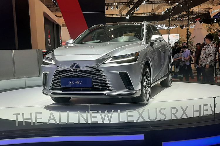 Lexus meluncurkan model terbarunya SUV premium berteknologi hybrid, RX HEV di GIIAS 2022, ICE, BSD, Tangerang, Banten, Kamis (11/8/2022).