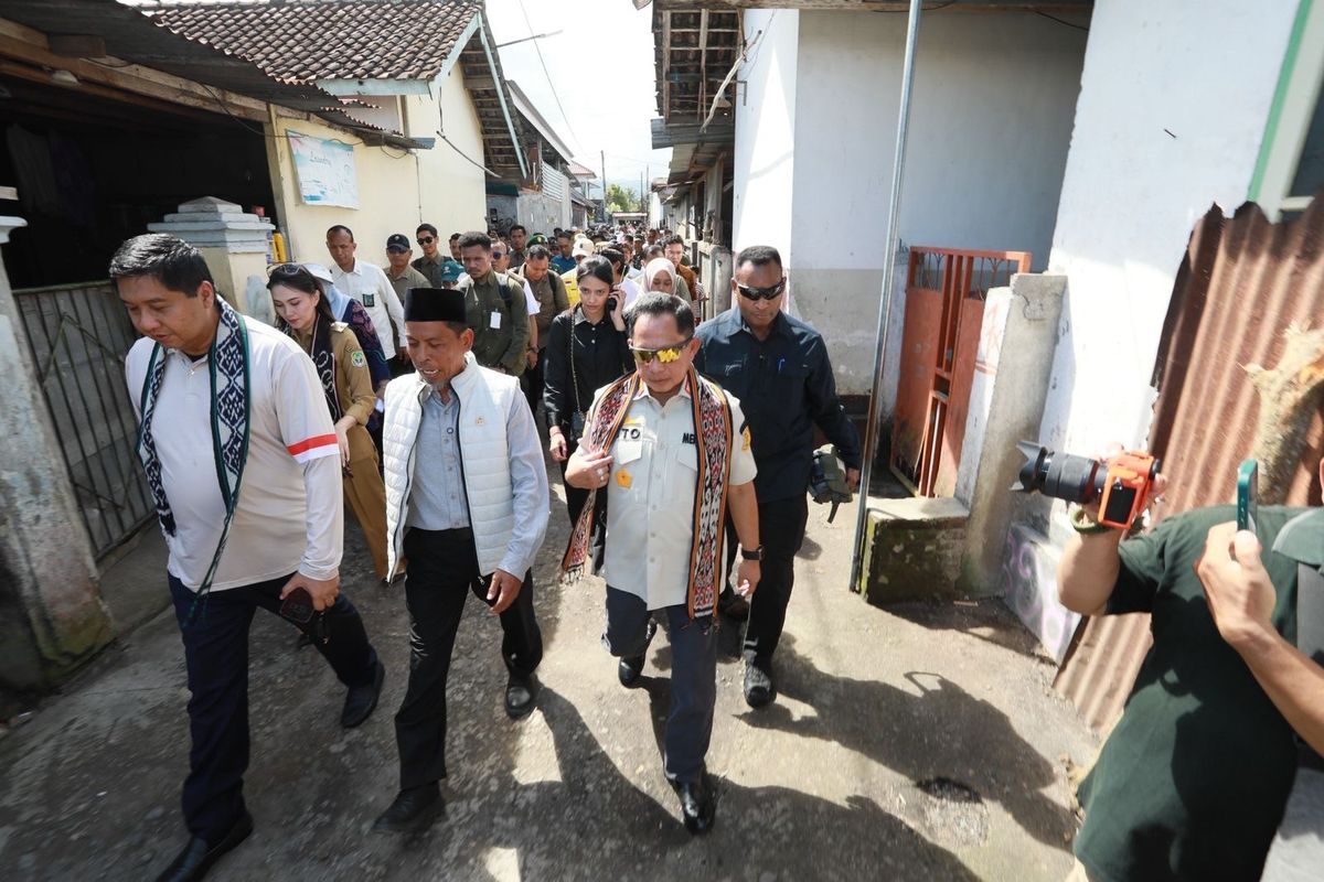 Menteri Dalam Negeri (Mendagri) Muhammad Tito Karnavian bersama Menteri Perumahan dan Kawasan Permukiman (PKP) Maruarar Sirait meluncurkan program Bedah Rumah Bantuan Stimulan Perumahan Swadaya (BSPS) di Desa Dasan Geria, Kecamatan Lingsar, Kabupaten Lombok Barat, Nusa Tenggara Barat (NTB), Selasa (19/5/2026).
